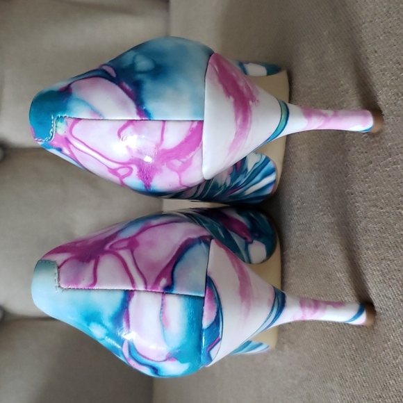 BCBGeneration shoes 4 in. Heels.  Beautiful colors. Size 8.5 - Picture 3 of 3